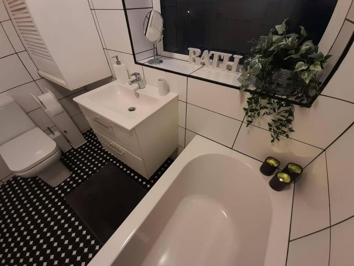 Bright 4-Bed House 15 Min To Manchester Centre Villa Esterno foto