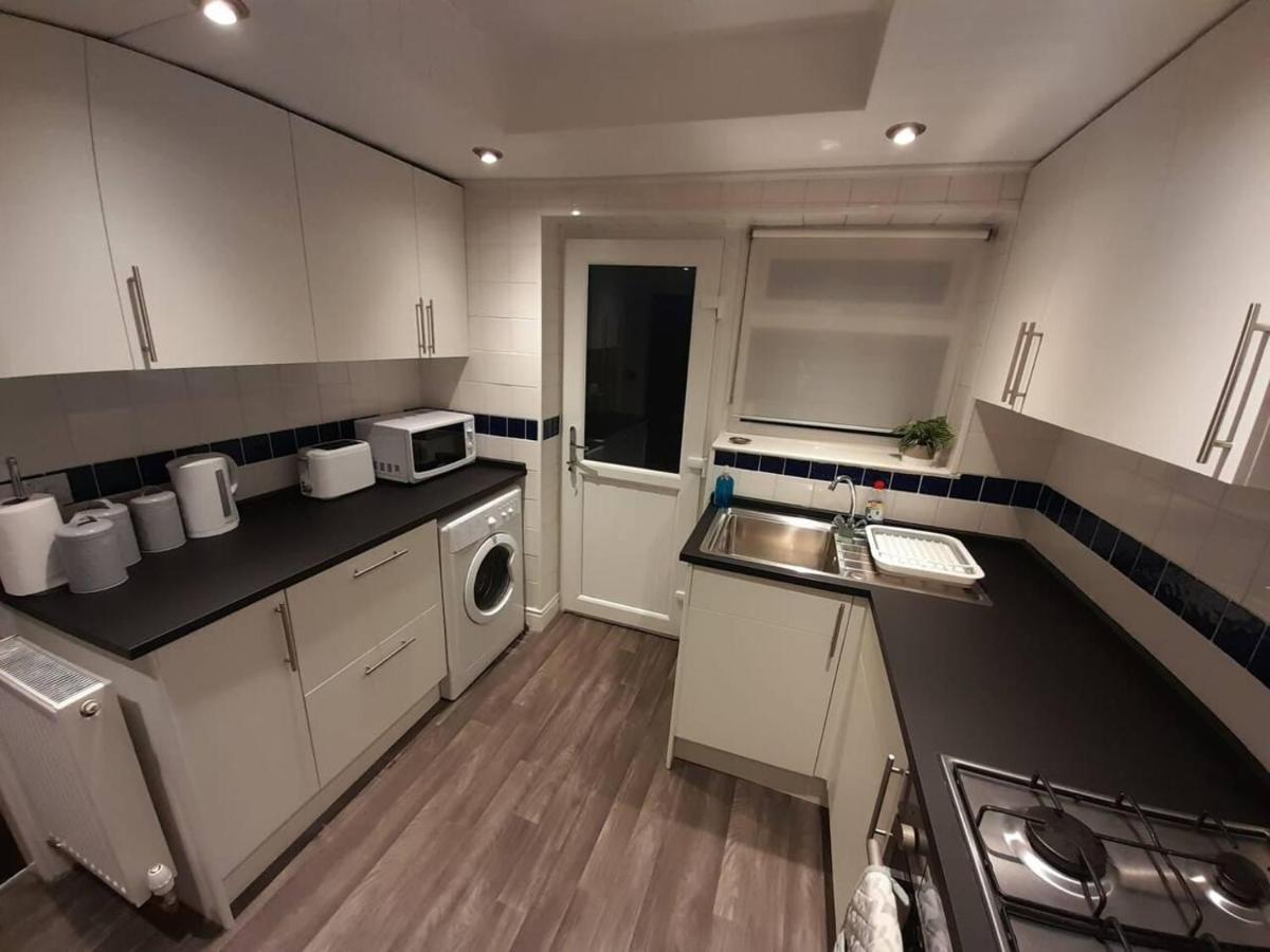 Bright 4-Bed House 15 Min To Manchester Centre Villa Esterno foto