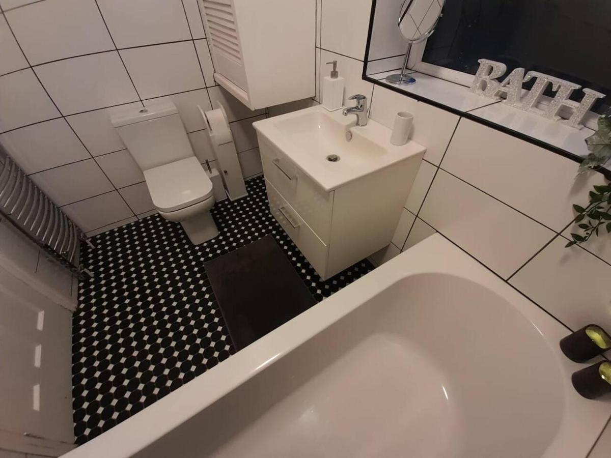 Bright 4-Bed House 15 Min To Manchester Centre Villa Esterno foto