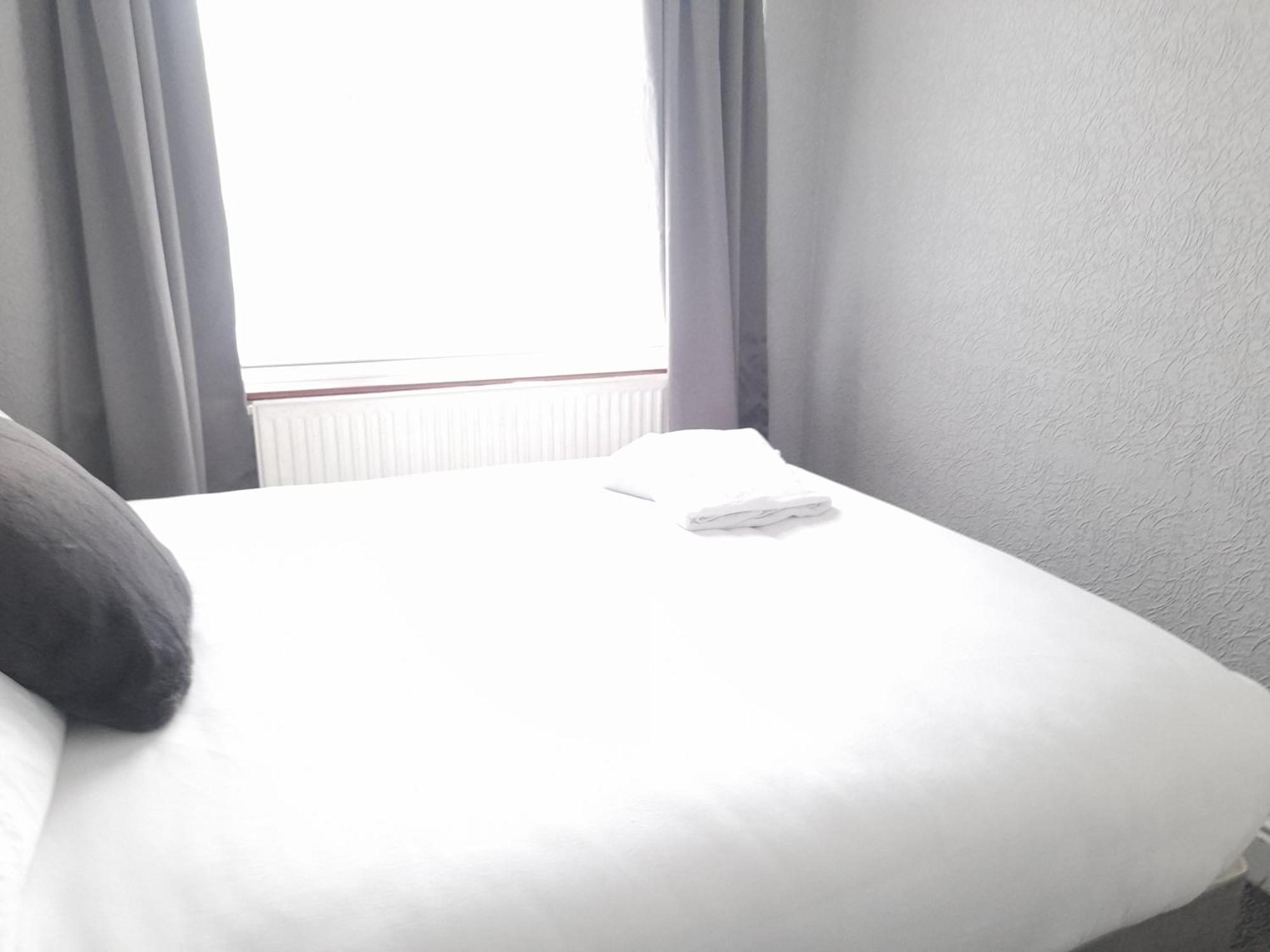 Bright 4-Bed House 15 Min To Manchester Centre Villa Esterno foto